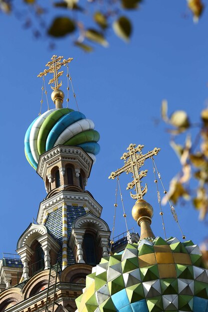 Vista de la iglesia en bajo ángulo contra un cielo azul claro