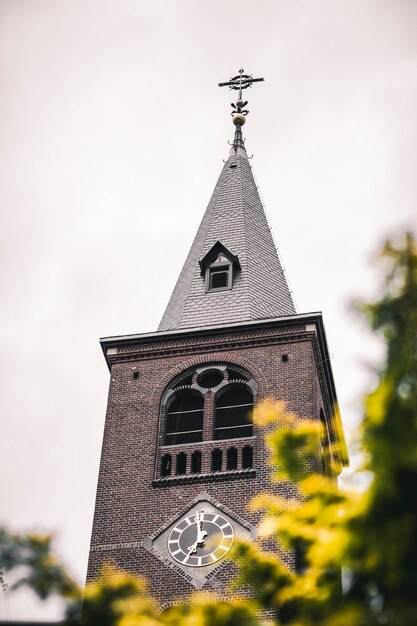 Foto vista de la iglesia en bajo ángulo contra un cielo despejado