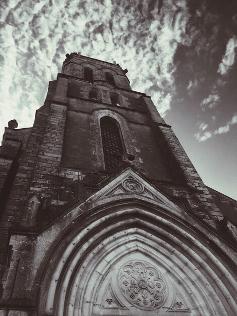 Foto vista de la iglesia en bajo ángulo contra un cielo nublado