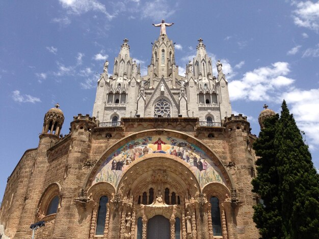 Foto vista de una iglesia desde un ángulo bajo