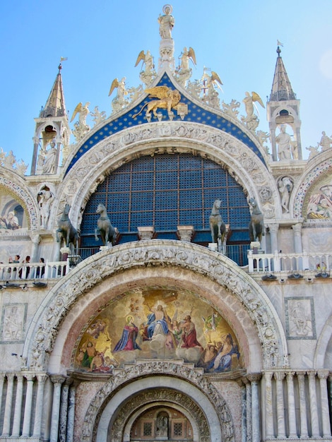 Foto vista de una iglesia desde un ángulo bajo