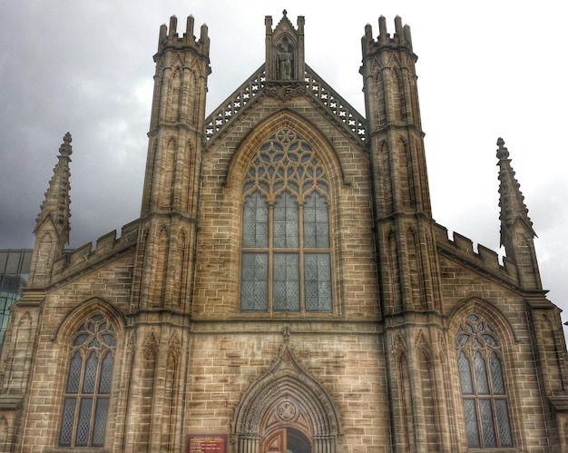 Vista de la iglesia desde un ángulo bajo