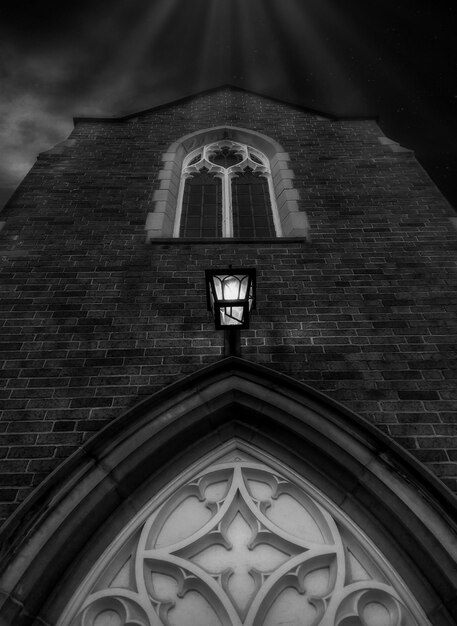 Foto vista de la iglesia desde un ángulo bajo