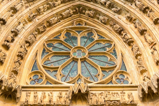 Vista de la iglesia desde un ángulo bajo