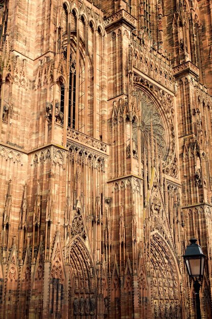 Vista de una iglesia desde un ángulo bajo