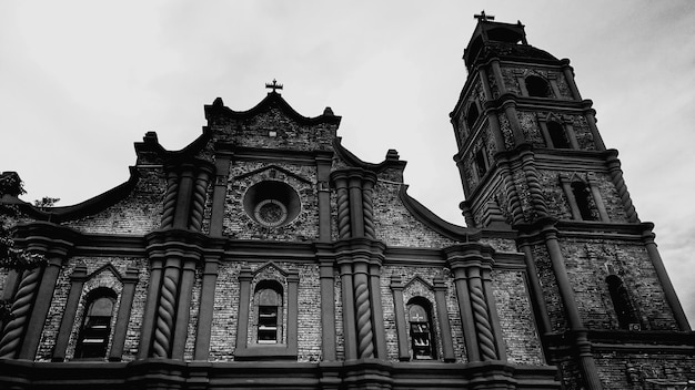 Vista de la iglesia desde un ángulo bajo