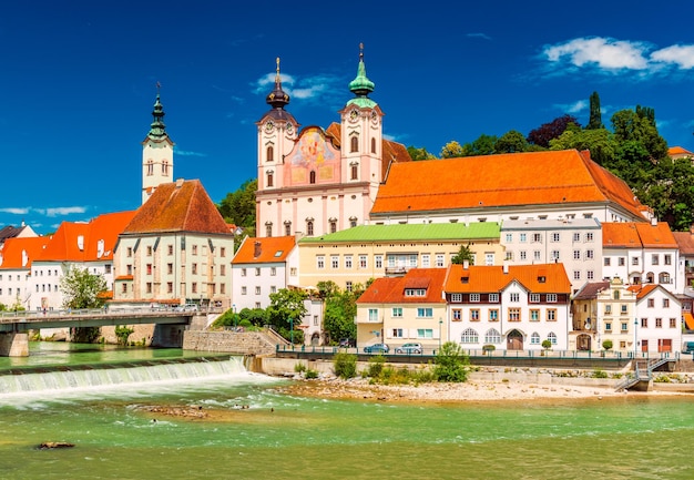 Vista de la Iglesia Celestina y los edificios históricos circundantes en la pequeña ciudad austriaca de Steyr, Alta Austria