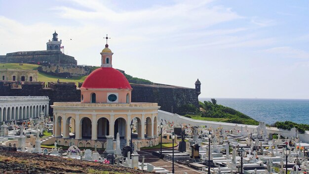 Foto vista de la iglesia contra el cielo