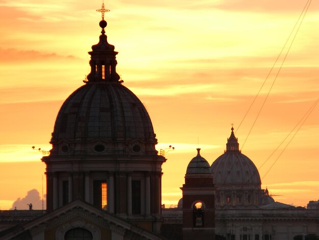 Foto vista de la iglesia contra el cielo