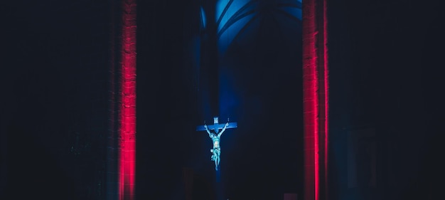 Foto vista de la iglesia iluminada por la noche