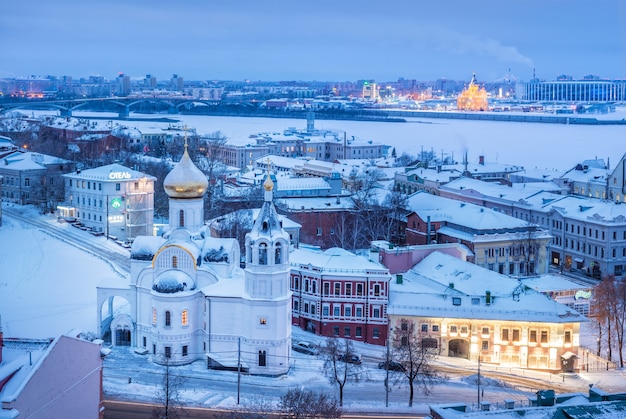 Vista de la Iglesia de Kazán desde la altura del Kremlin en Nizhny Novgorod en invierno