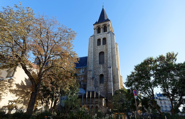 Vista de la iglesia más antigua de Saint Germain desPres en París