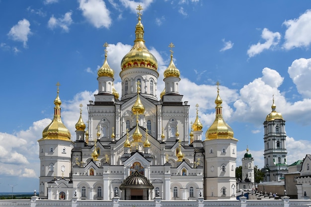 Vista de la iglesia y el monasterio de la ciudad de Pochaev. Pochaiev Lavra