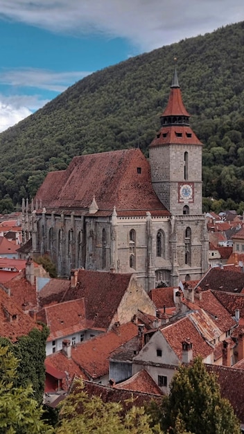 Vista de la iglesia negra en el antiguo centro de Brasov Rumania