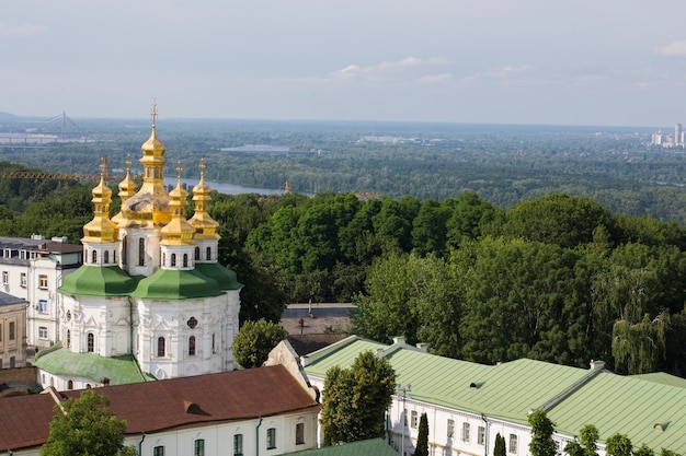 Vista de la Iglesia Ortodoxa de Kiev Pechersk Lavra
