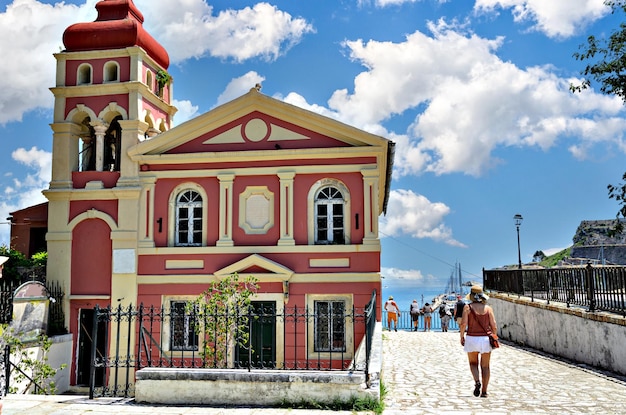 Vista de la iglesia ortodoxa panagia mandrakina. dedicado a la virgen maría y agios corfu, grecia. | Foto Premium Vista de la iglesia ortodoxa panagia mandrakina. dedicado a la virgen maría y agios corfu, grecia. | Foto Premium