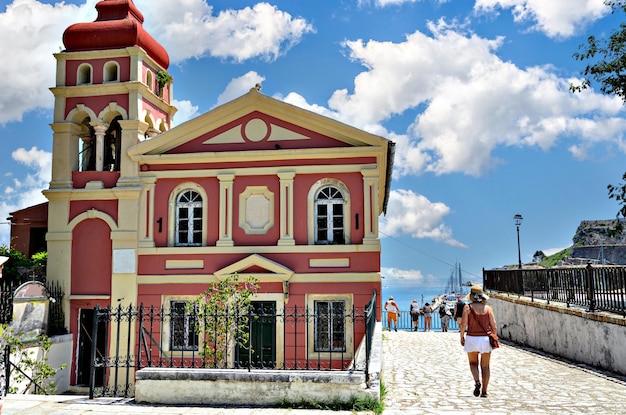 Vista de la Iglesia Ortodoxa Panagia Mandrakina. Dedicado a la Virgen María y Agios Corfu, Grecia.