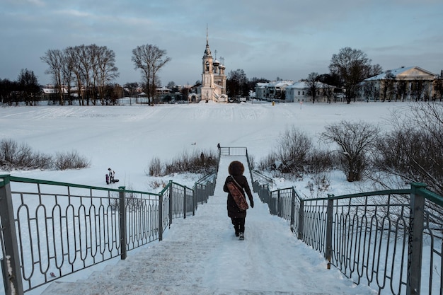 Vista de la Iglesia de la Presentación del Señor a principios de invierno en Vologda.