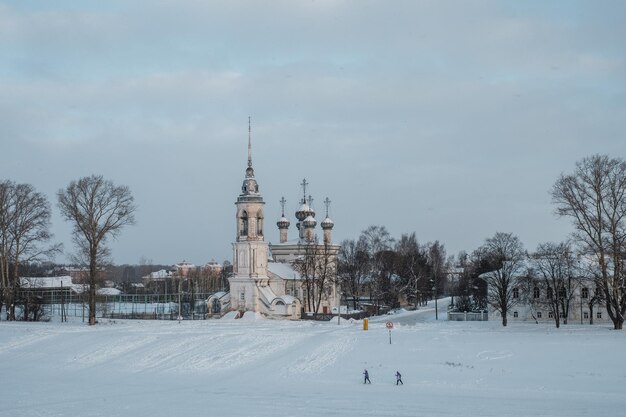 Vista de la Iglesia de la Presentación del Señor a principios de invierno en Vologda.