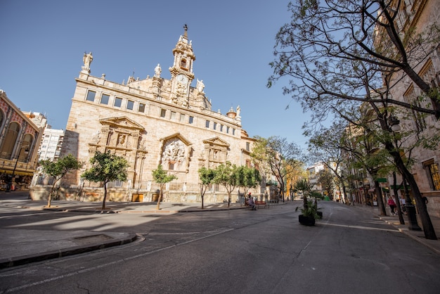 Vista de la iglesia de San Juan, cerca del mercado central durante la luz de la mañana en la ciudad de Valencia en España