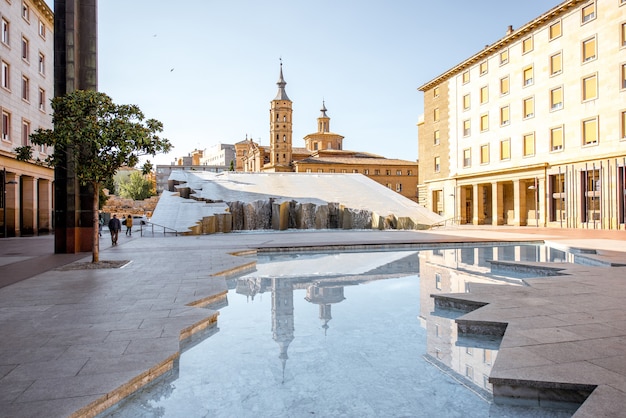 Vista de la iglesia de San Juan y la fuente en la plaza del Pilar en el centro de la ciudad de Zaragoza durante el día soleado en España