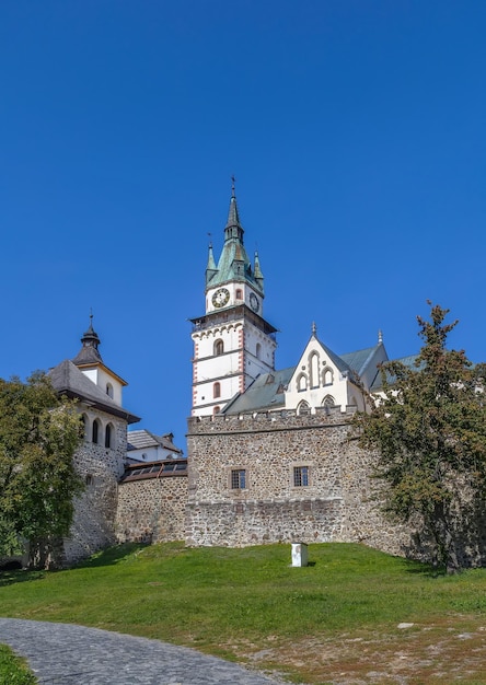 Foto vista de la iglesia de santa catalina y el castillo en kremnica, eslovaquia