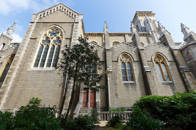 La vista de la iglesia Santa Eugenia en Biarritz Francia