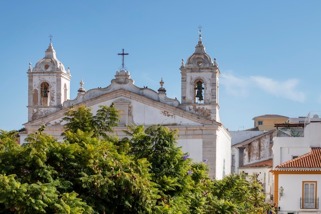 Vista de la iglesia de Santa María en la ciudad de Lagos, Algarve, Portugal.