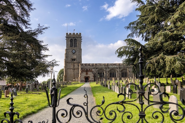 Vista de la iglesia de St. Chads en Hanmer, Gales