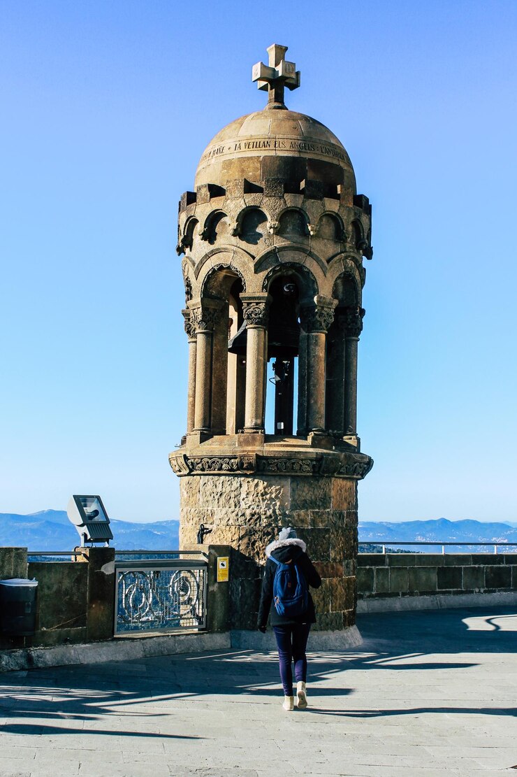 Vista a la iglesia del tibidabo Barcelona en España