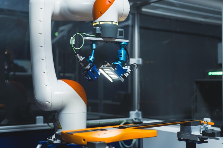 Foto vista de la iluminación del brazo del robot y comprobación de la pintura en la guitarra controlando la calidad de los detalles