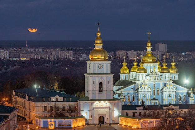 Vista de la iluminada Catedral de San Miguel de Kiev, Ucrania