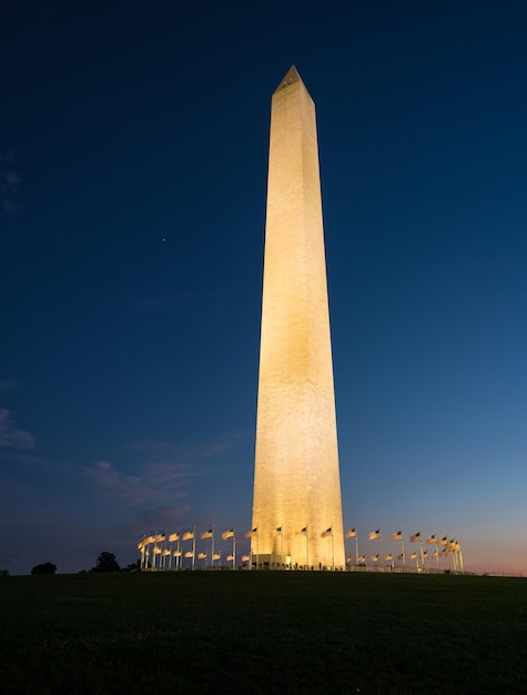 Vista iluminada do Monumento a Washington