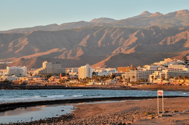 Vista de imagen de una playa tropical cerca de la ciudad