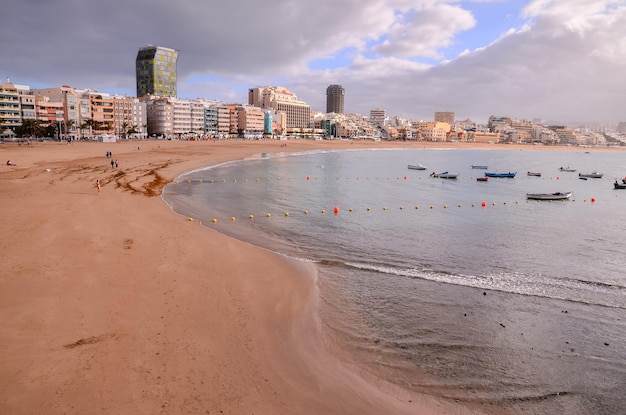 Vista de imagen de una playa tropical cerca de la ciudad