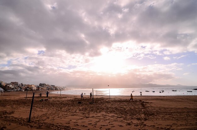 Vista de imagen de una playa tropical cerca de la ciudad