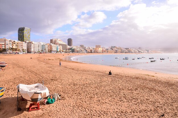 Vista de imagen de una playa tropical cerca de la ciudad