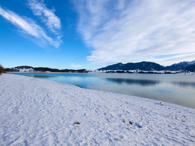 una vista impresionante del lago Forggensee (el quinto lago más grande de Baviera) en invierno. baviera