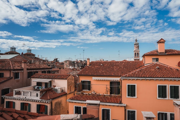 Vista impresionante de Venecia paisaje sereno de la azotea que captura los emblemáticos techos de azulejos rojos y los canales