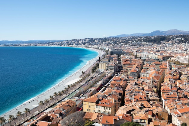 Vista impressionante da praia e da cidade de nice na frança