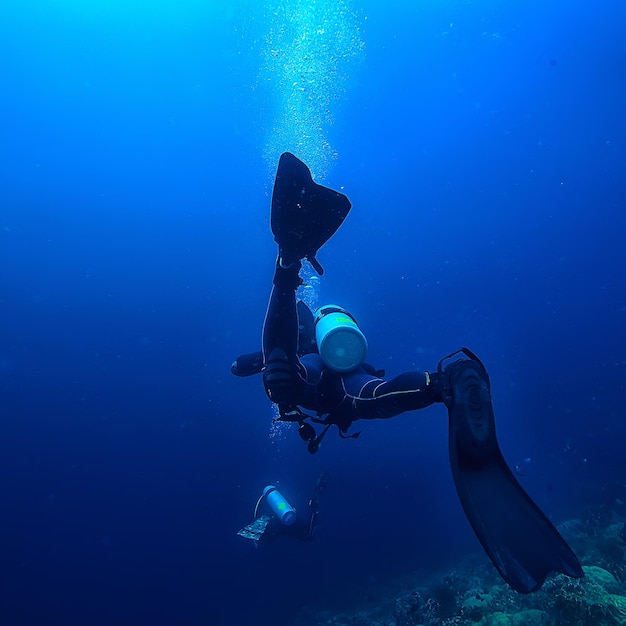 vista incomum subaquática de mergulhador, profundidade de conceito, mergulho no mar