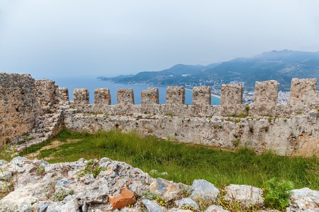 Una vista increíble de una fortaleza medieval en la ciudad de Alanya, en el sur de Turquía. Una muralla antigua