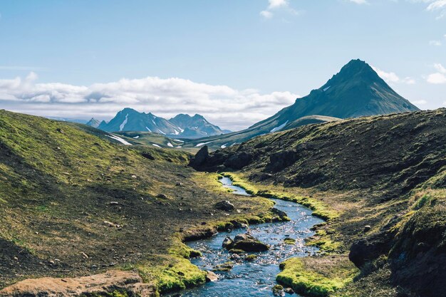 Foto vista del increíble paisaje de islandia mientras se recorre el famoso sendero de laugavegur