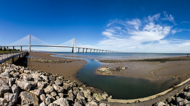 Vista del increíble puente Vasco da Gama, ubicado en Lisboa, Portugal.