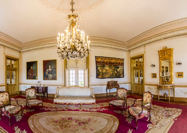 Vista de las increíbles habitaciones decoradas del palacio nacional de queluz, ubicado en sintra, portugal.