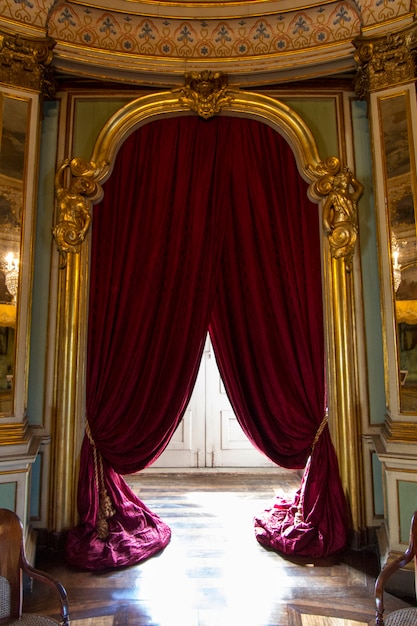 Vista de las increíbles habitaciones decoradas del Palacio Nacional de Queluz, ubicado en Sintra, Portugal.