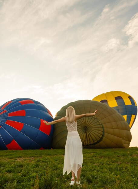 Vista incrível com mulher e balão de ar. Imagem artística. Mundo da beleza. A sensação de liberdade total