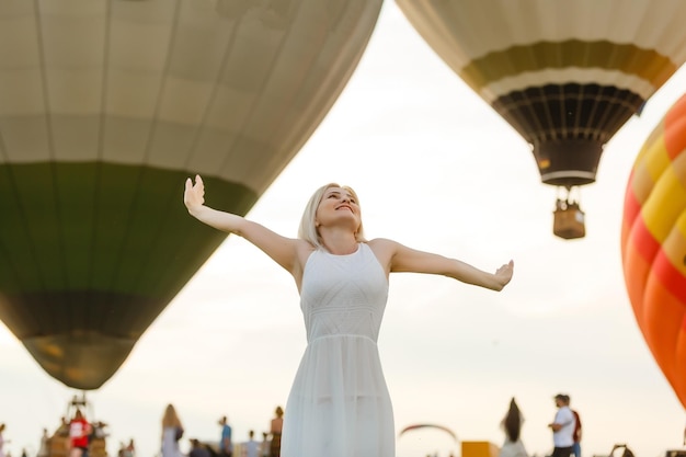 Vista incrível com mulher e balão de ar. Imagem artística. Mundo da beleza. A sensação de liberdade total