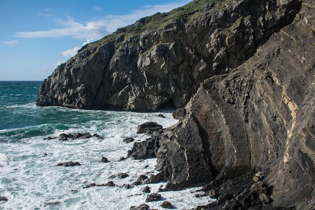 Vista incrível da costa atlântica perto da ilha de gaztelugatxe país basco espanha do norte