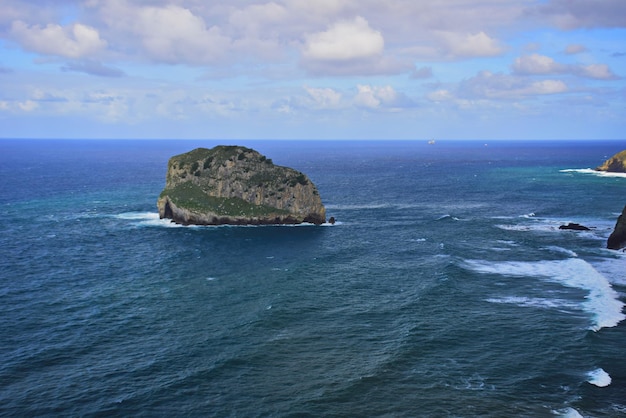 Vista incrível da costa atlântica perto da ilha de Gaztelugatxe País Basco Espanha do Norte